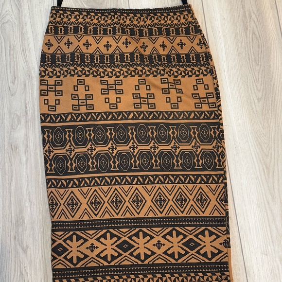 DESIGNED MIDI SKIRT-FITTED - Picture 1 of 2